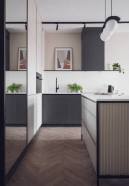 małe mieszkanie-projekt małego salonu-ciemna zabudowa w kuchni- czarne meble-jak zaprojektować male mieszkanie- czerń i biel-salon- golaska studio - architekt wnętrz zielona gora
