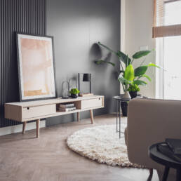 małe mieszkanie-projekt małego salonu-ciemna zabudowa w kuchni- czarne meble-jak zaprojektować male mieszkanie- czerń i biel-salon- golaska studio - architekt wnętrz zielona gora_1