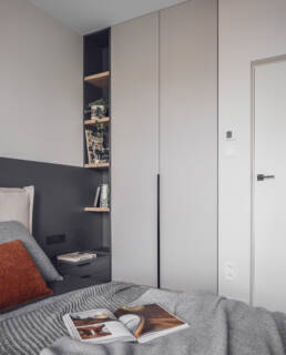 małe mieszkanie-sypialnia-zabudowa w malej sypialni- jak zaprojektować male mieszkanie- czerń i biel-salon- golaska studio - architekt wnętrz zielona gora_2