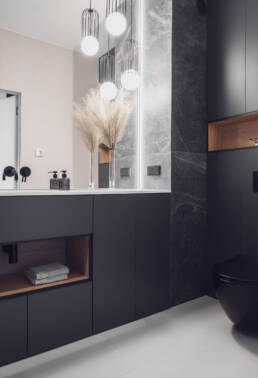 małe mieszkanie-mala lazienka-minimalistyczna lazienka czarna-jak zaprojektować male mieszkanie- czerń i biel-salon- golaska studio - architekt wnętrz zielona gora_1